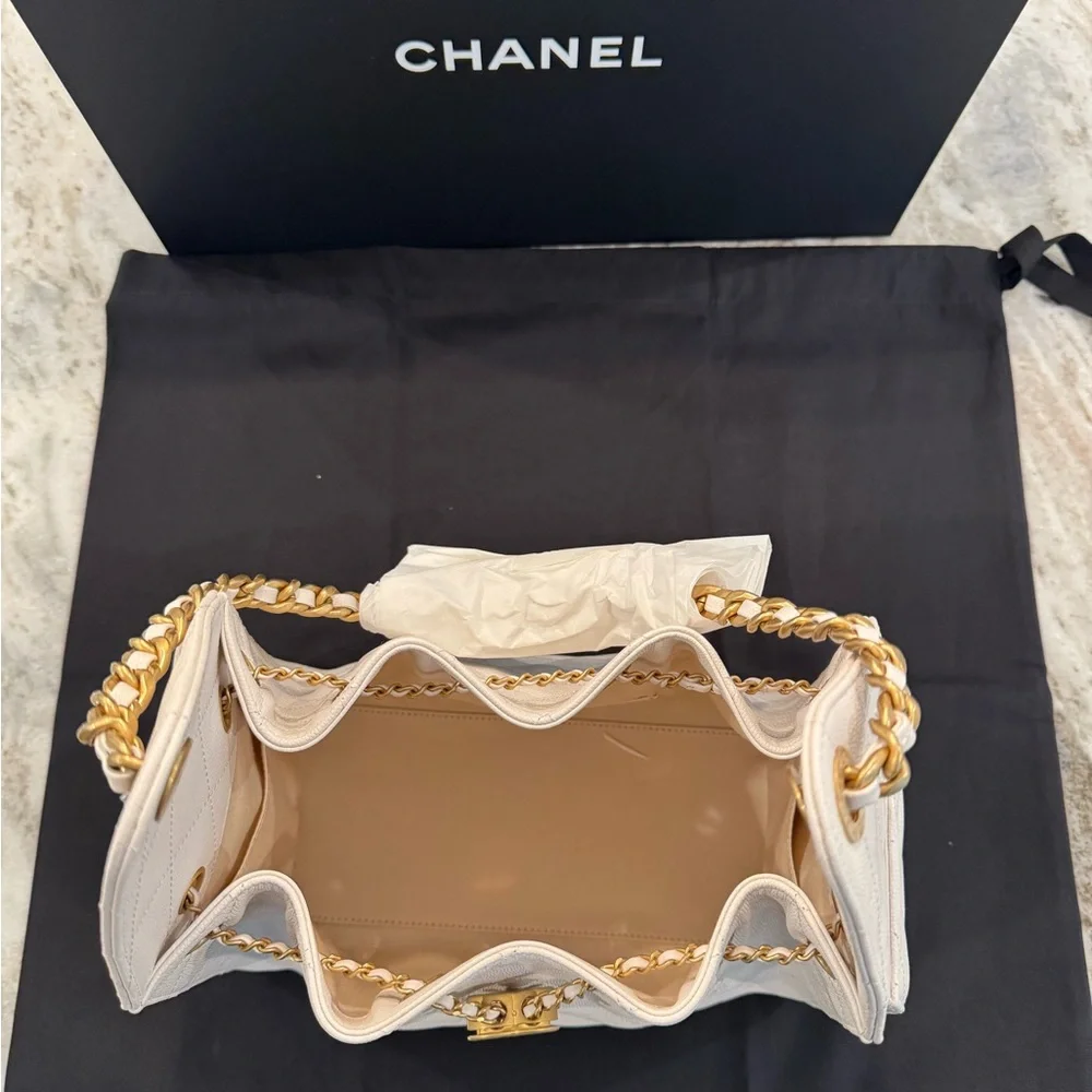 CHANEL 25 Small Handbag in Grained Calfskin & Gold-Tone Metal White - Picture 5 of 9